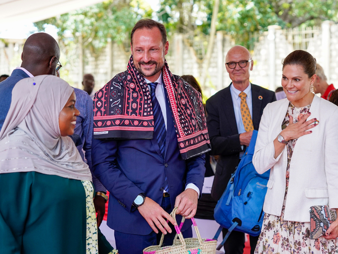 Crown Prince Haakon and Crown Princess Victoria met Fatuma Achani, the Governor of Kwale County. Photo: Lise Åserud / NTB